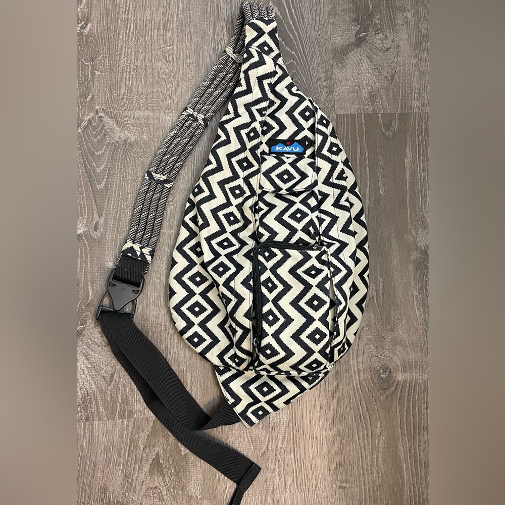 Kavu Rope Sling Crossbody Bag in Natural / Black Geometric Print